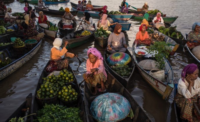 Borneo Indonesia kalimantan Orangután mercado flotante de Banjarmasin