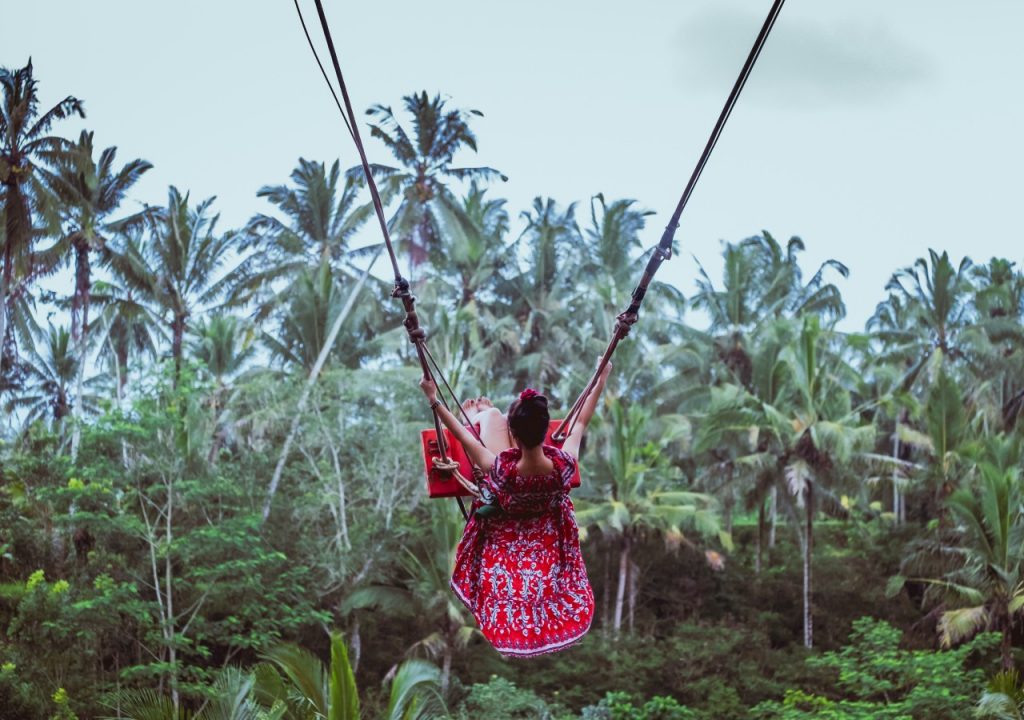 Cosas divertidas para hacer en Bali swing come2Tours indonesios