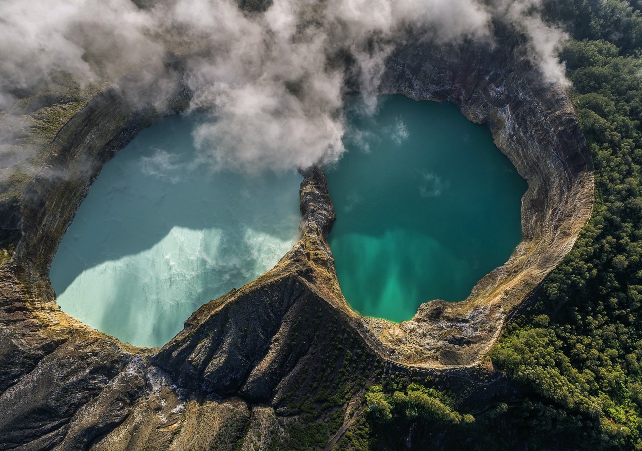 Красивые разноцветные озера на вулкане