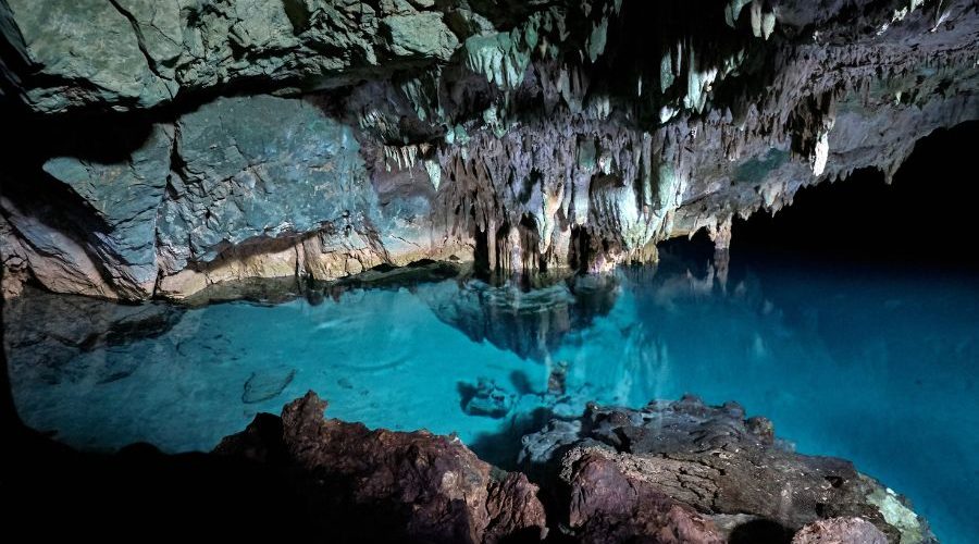 cueva Rangko en la Isla de Flores